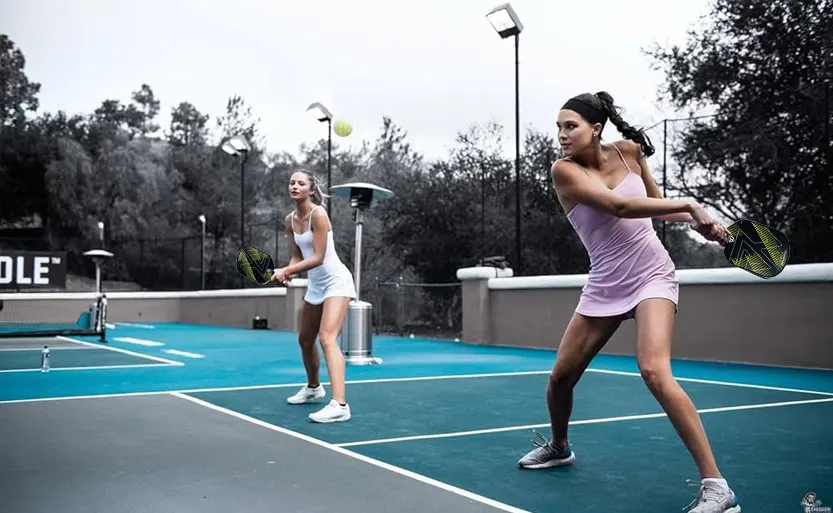 Hva er forskjellen mellom pickleball og tennis